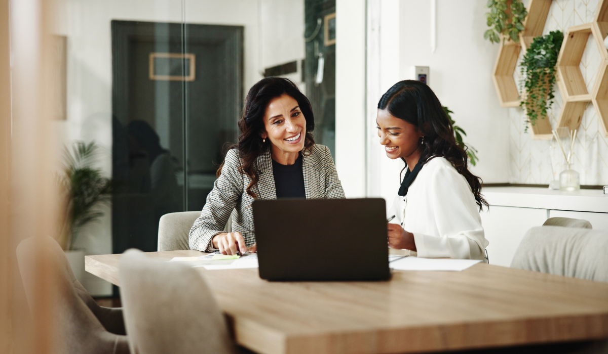 Advisor and client in conversation